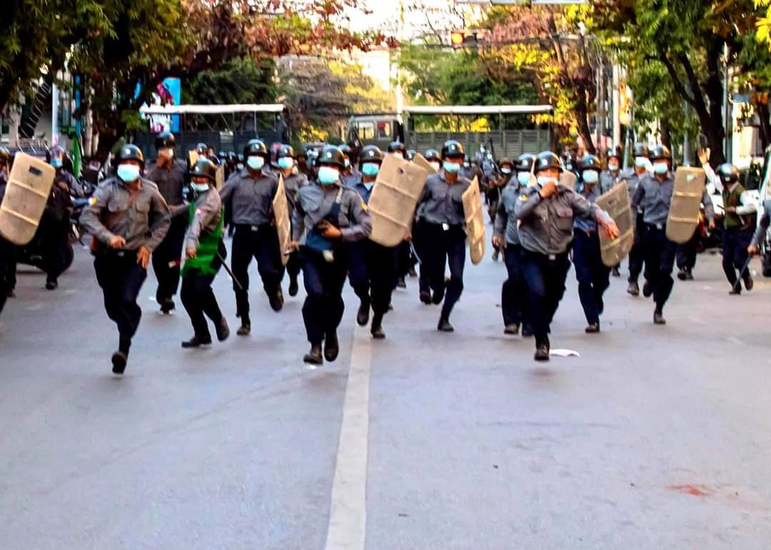 minnay_k's tweet photo. Photos of the police having fun by shooting and beating civilians in Mandalay.

@RapporteurUn

#WhatsHappeningInMyanmar https://t.co/9otLDZc1oy