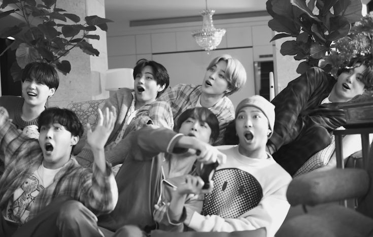 aeycedaints's tweet photo. We will always stand. We will be your army. We are your army. We will protect you. Always. #WeLoveYouBTS https://t.co/1hUpJjfQAZ