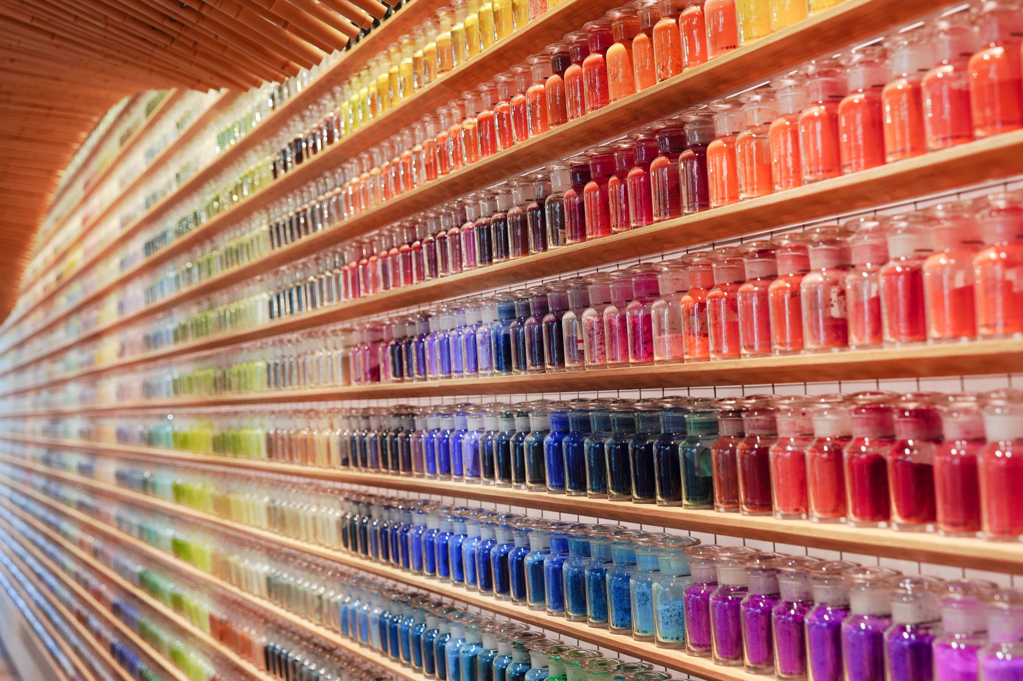 思わずテンションが上がってしまう？東京にある画材屋の展示が美しい！