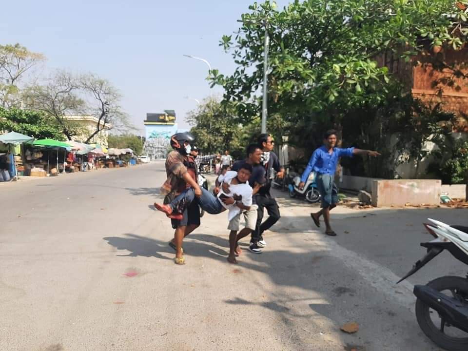 Today, 62nd Street, Mandalay (between 38-39) Protest government police and soldiers He was arrested at gunpoint. One person was injured and three shots were fired
TW: #gunshots #Blood #Violence 
#WhatsHappeningInMyanmar
#Feb26Coup 
#ASEANRespectOurVotes