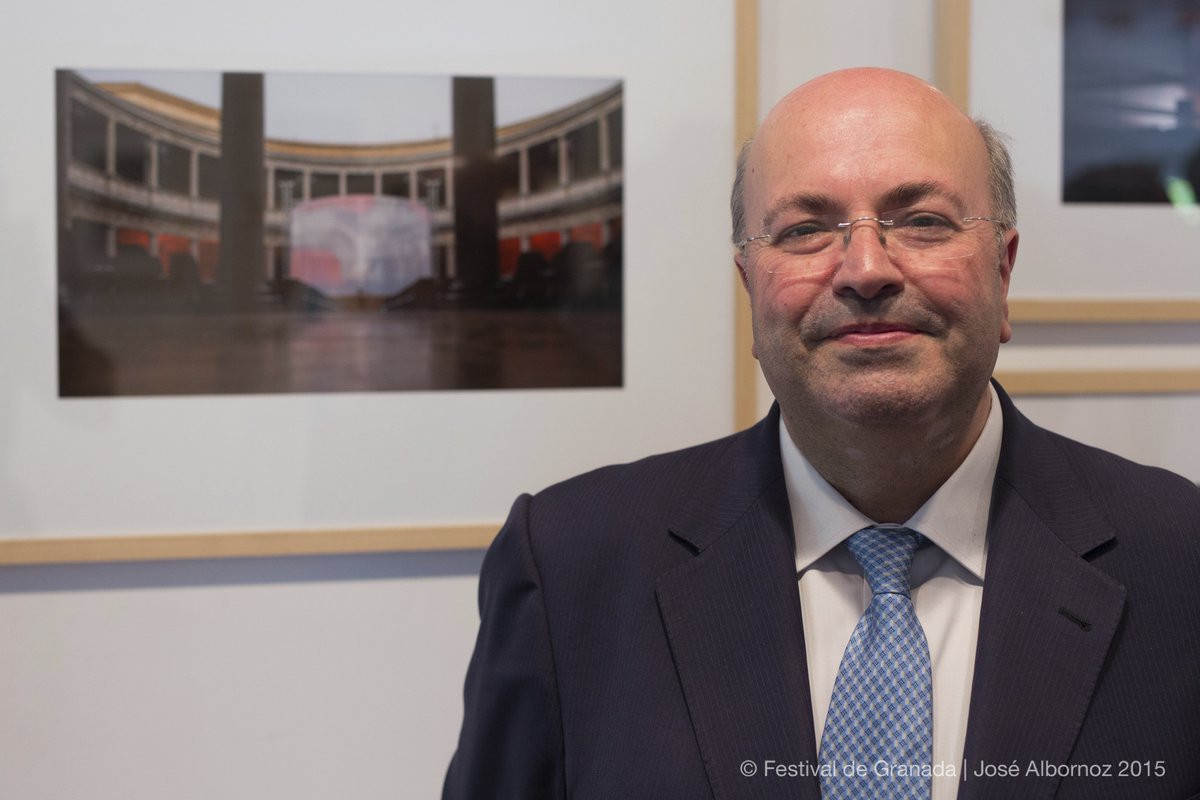Diego Martínez recibe hoy a título póstumo la #BanderadeAndalucía 2021 de las Artes, por ser "una de las personas que más han luchado por convertir a Úbeda en ciudad de referencia cultural. Fue director del #FestivalGranada durante cinco años. Estaría muy feliz y agradecido! 👏