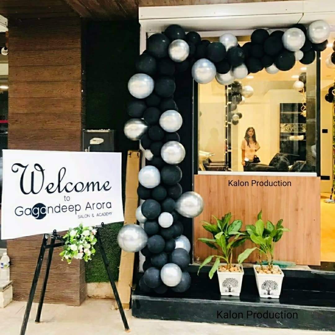 whoever said money can't buy happiness haven't visited the right salon.
#gagandeeparora #salonnacademy #decobykalon #blacknsilver #ballooongarland #welcomeboard #grandopening #pune #salonservices #kalonproduction #balloondecoration #balloondecorationinpune #balloondecorators