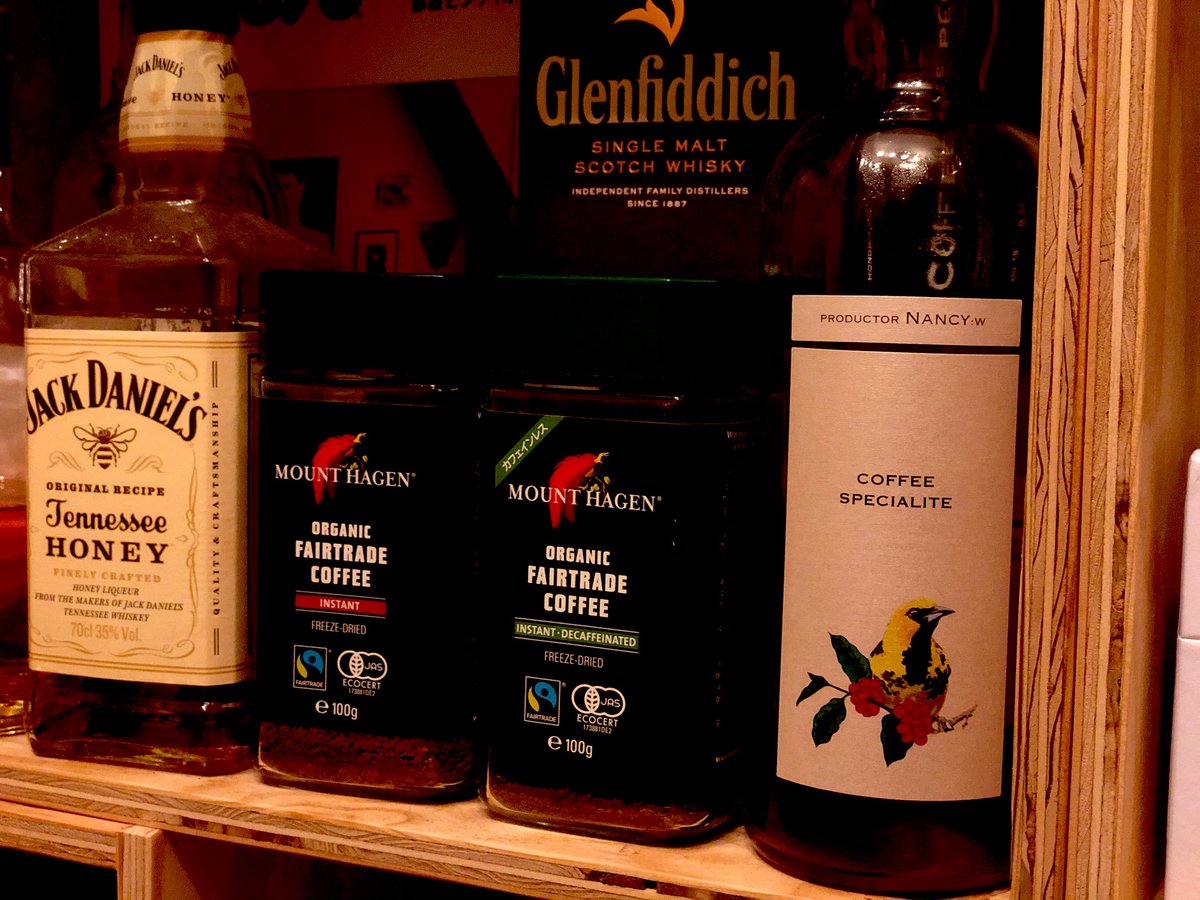 TenpaiD's tweet image. 2月最後の金曜日🌸
お酒がこちらを見つめてきます……。

そろそろ終わっていいかな？

いいよね？

＼＼イイヨー！🤤／／