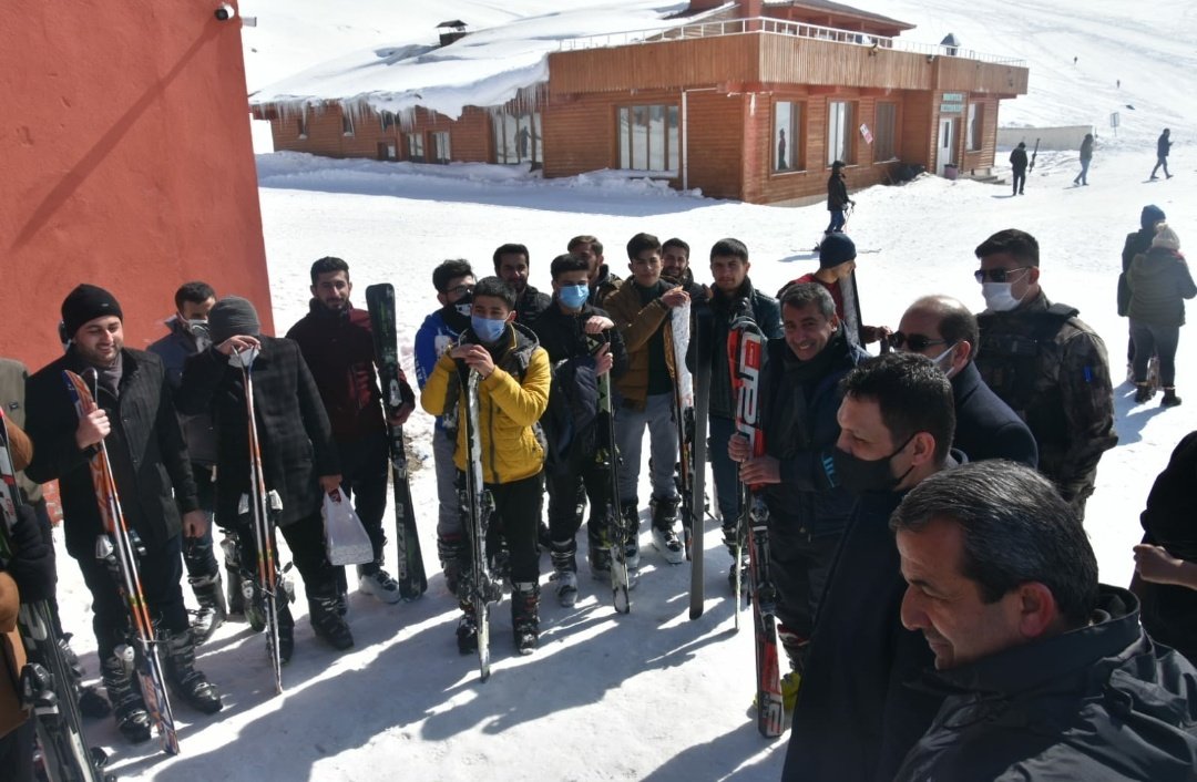Kaymakamımız Sn. <a href="/osmandogramaci/">Osman DOĞRAMACI</a>, 'Merkezim Her Yerde' projesi kapsamında Yüksekova İlçe Gençlik Merkezi'mizin katkılarıyla Mergabütan Kayak Merkezindeki faaliyetlere katılımları sağlanan gençlerle bir araya geldi.

<a href="/idrisakbiyik/">Dr. İdris AKBIYIK</a>  <a href="/HakkariValiligi/">T.C. HAKKARİ VALİLİĞİ</a>