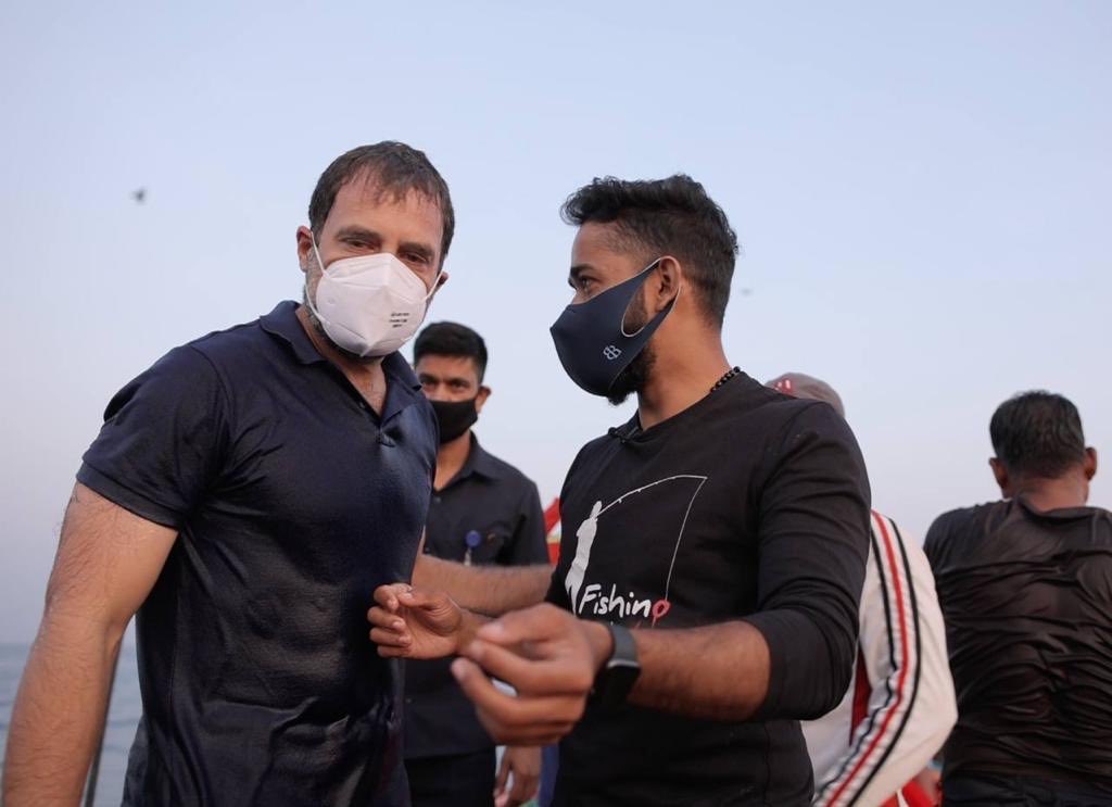 ShuklaRajiv's tweet photo. ⁦@RahulGandhi⁩ has got abs also? Watch this photo closely. This is after he was swimming in sea https://t.co/hlnXu7xMVV