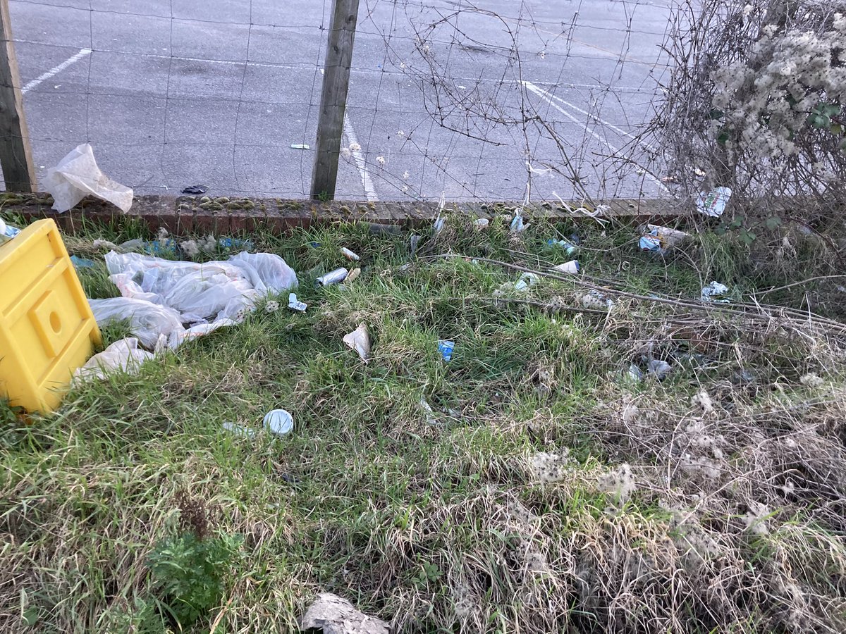 JackTheHat11's tweet image. Walked to Aylesford along river, I was shocked &amp;amp; totally disgusted by the rubbish &amp;amp; human excrement along the route. Where lorries are parked up and drivers are obviously throwing their bottles of p*ss and bags of sh*t over wall @TMBC_Kent 
#aylesford #kent #foreigndrivers