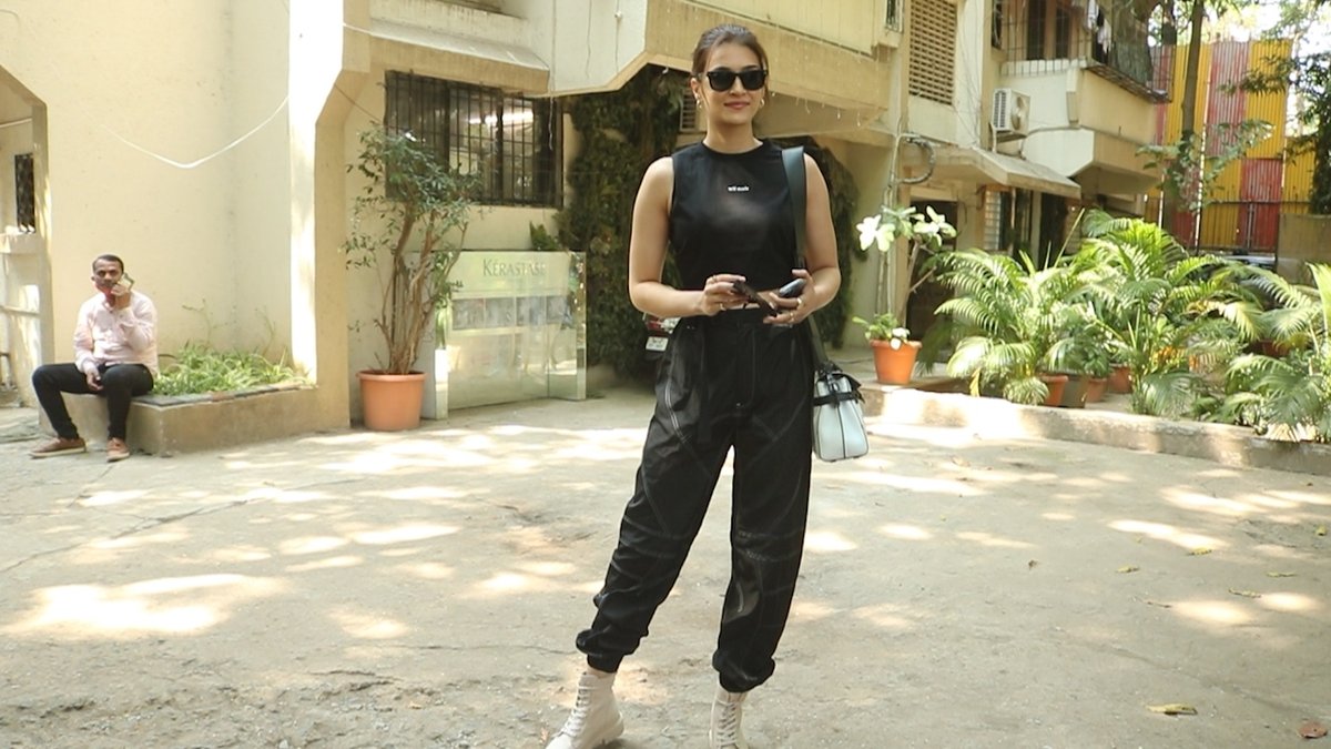 BollyTellyBuzz's tweet photo. Gorgeous #KritiSanon Gets Papped At Kromakay Salon In Juhu Today https://t.co/Cx9ekUREqQ