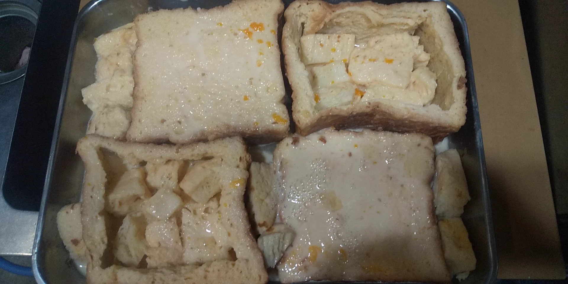 1.焼きたての高級デニッシュ食パンを入手
2.適当に切り牛乳、卵、上白糖、メープルに浸ける
たまに引っくり返す
3.周りはオーブンで焼き、中はフライパンで焼く
もちろんバターたっぷりで
4.アイスとメープルかけて完成
ブロック状に細かく切ったのと、厚切りで贅沢に切ったのと２種
まじでうまい！  