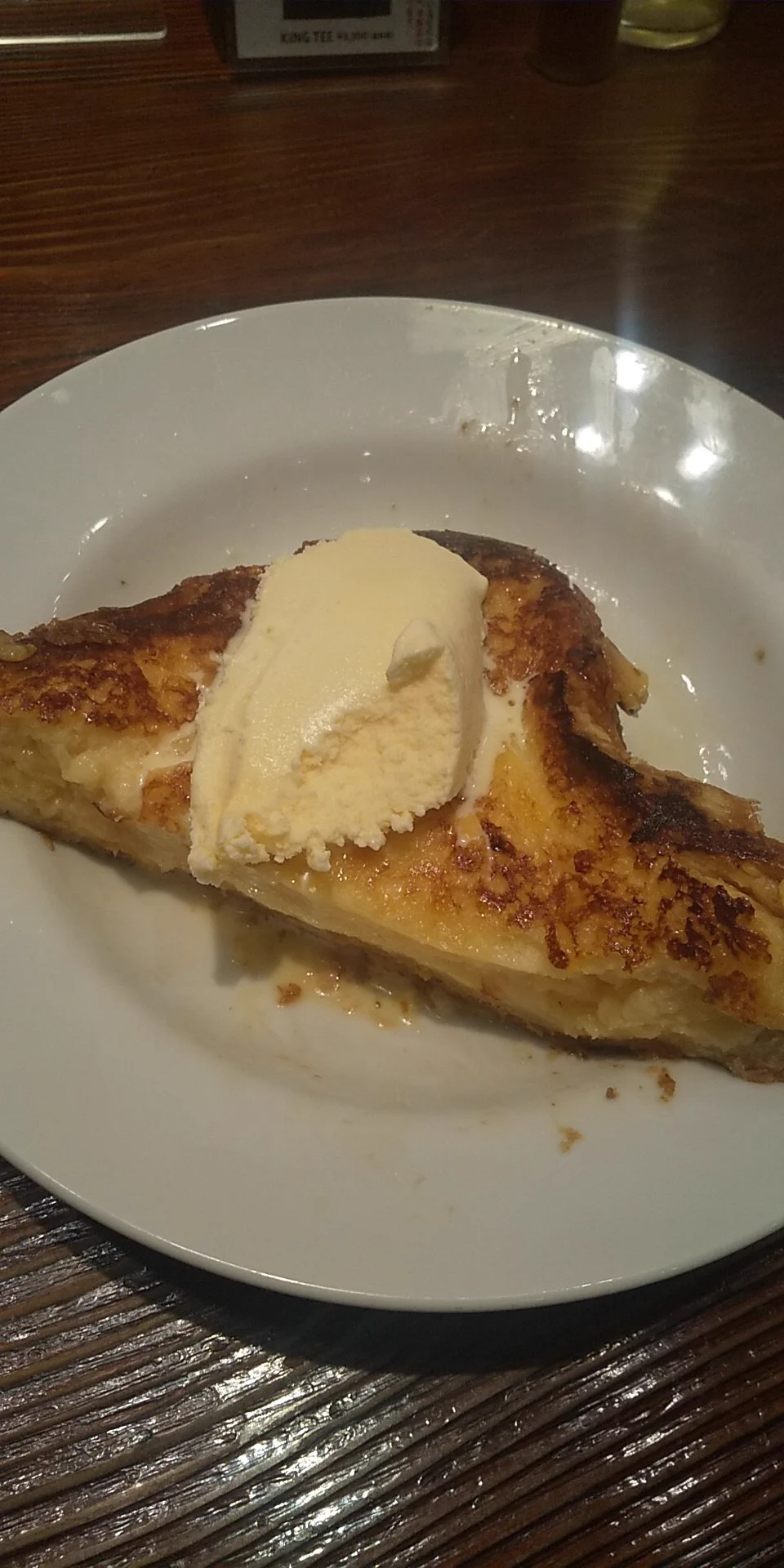 1.焼きたての高級デニッシュ食パンを入手
2.適当に切り牛乳、卵、上白糖、メープルに浸ける
たまに引っくり返す
3.周りはオーブンで焼き、中はフライパンで焼く
もちろんバターたっぷりで
4.アイスとメープルかけて完成
ブロック状に細かく切ったのと、厚切りで贅沢に切ったのと２種
まじでうまい！  