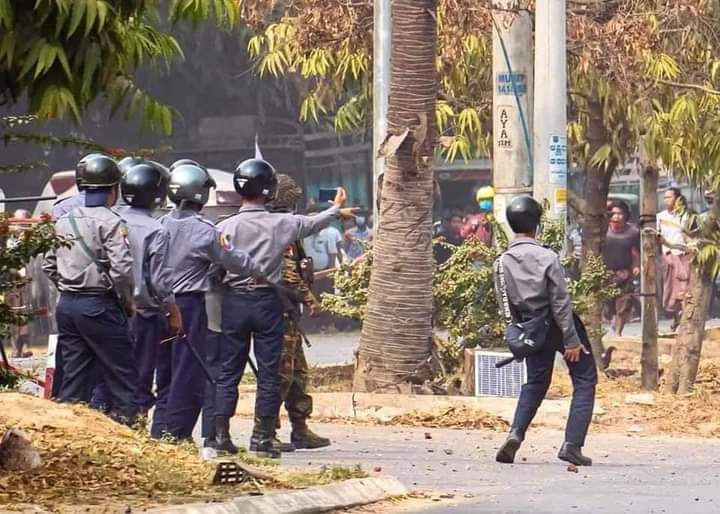 Rude and shameless behaviors of Myanmar Police Force

#MilkTeaAlliance
