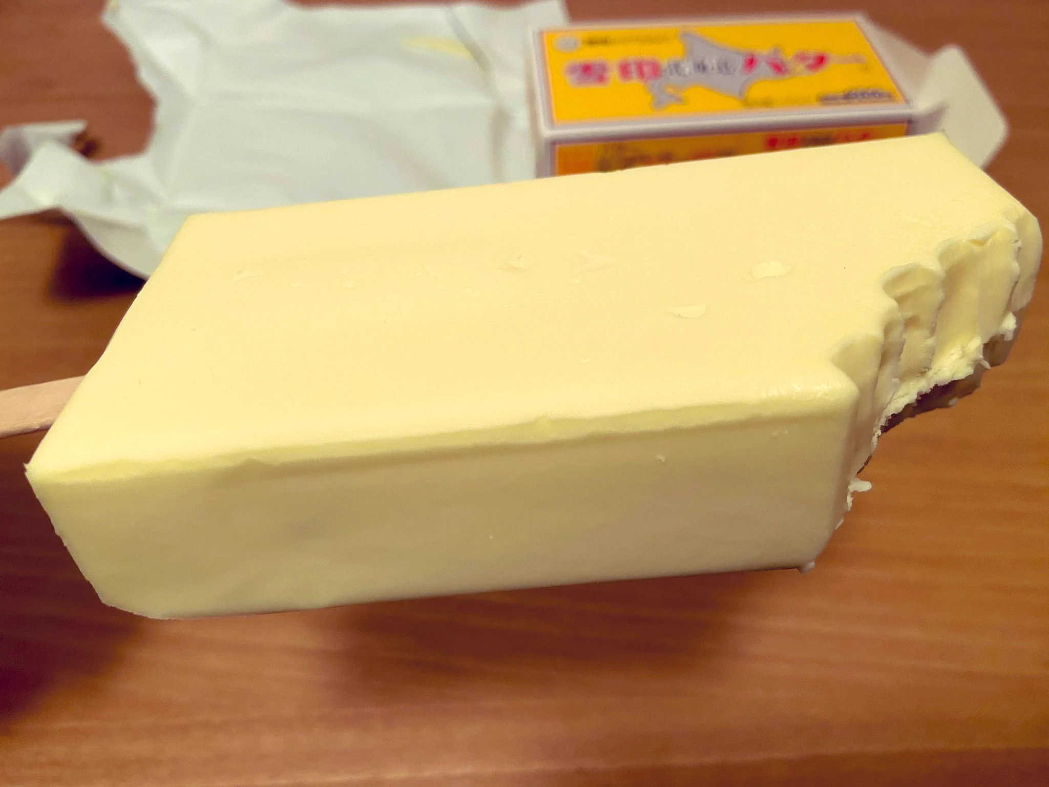 えーっと。なんかパッケージ違います。友人が噂の「かじるバターアイス」を 買って来てくれたけど、これマジでうまい。