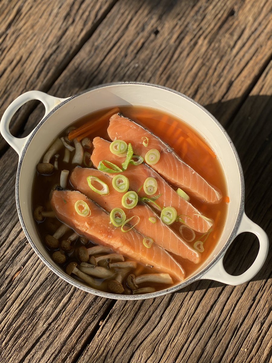 winsorawit's tweet photo. Gomoku gohan 🍲 ข้าวอบทรงเครื่อง ปกติแล้วเขาจะใช้หม้อดินในการทำกันแต่ไม่มีเลยใช้หม้อเหล็กหล่อแทน วิธีทำง่ายมากถูกใจทั้งเด็ก และผู้ใหญ่วันหยุดนี้ลองไปทำกันนะครับ ผัก เนื้อสัตว์เปลี่ยนได้ตามชอบเลย🥰 วิธีทำ👇🏻 https://t.co/LbSTOO5zHv
