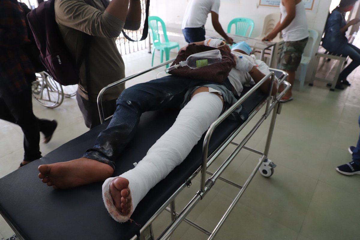 Myanmar_Now_Eng's tweet photo. Security forces cracked down on anti-coup protesters using force at four places in Mandalay Friday afternoon. Details of the injuries are still unknown but emergency workers are giving treatments to four protesters including one whose leg has been shot. #WhatsHappeningInMyanmar https://t.co/dQSfrfv0TY