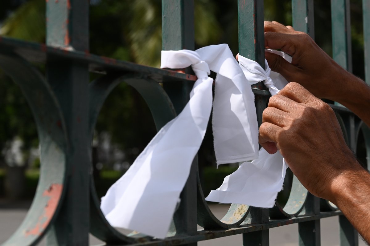 sunandadesh's tweet photo. Whoever started the #WhiteClothProtest was one of the most peaceful, powerful &amp; innovative protests we have seen in #SriLanka. It created space for anyone to join anywhere. Hats off to all that united to defeat Rajapaksa cremation mania. #StopForcedCremations @alizmoulana https://t.co/mLggTMs0b7