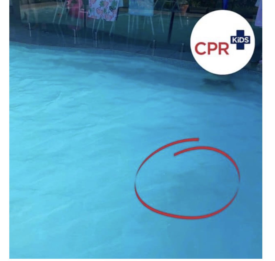 ฝากทุกคน เวลาซื้อชุดว่ายน้ำเด็กพยายามซื้อสีเข้มๆ นะคะ เพราะเวลาเด็กอยู่ในน้ำมันหาได้ง่าย 
ไปเจอในกลุ่ม CPR เด็ก ผู้เล่าได้ไปสาธิตการช่วยเหลือคนตกน้ำ เธอขอให้เด็กผู้ชายคนนึงที่ใส่ชุดว่ายน้ำสีฟ้าอ่อนลองดำลองไปที่ก้นสระ  แต่พอเด็กลงไปในน้ำ สีกลืนไปกับสีกระเบื้องจนแทบจะหาไม่เจอเลย