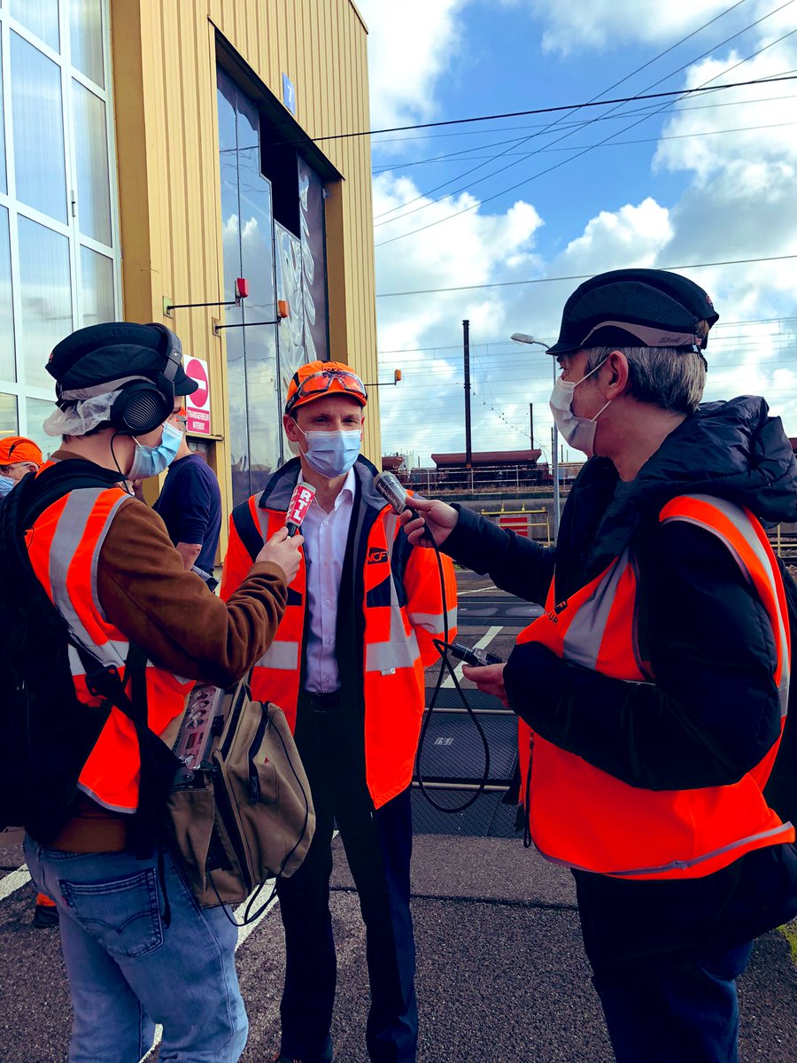 🟠 Iconique, cette rame #record accueille exceptionnellement quelques journalistes pour se souvenir du #PatrimoineSNCF et des #40ansTGV du côté de Paris Sud Est