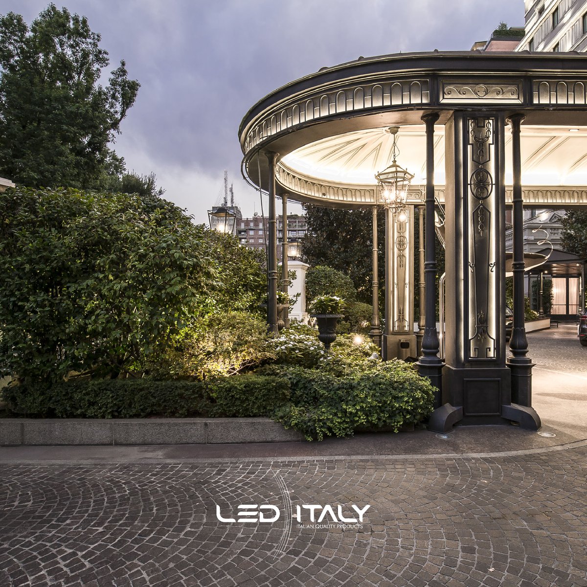 LedItaly's tweet photo. Nel centro di Milano si trova lo storico albergo milanese Hotel Principe di Savoia. I profili FLEX illuminano la struttura attraverso giochi di luce che esaltano i materiali.
Prodotto: Linea Luce Flex Midi Line 10x11mm.
Scopri la nostra collezione Flex: https://t.co/uuqujHkdou https://t.co/GsrbDvei4S