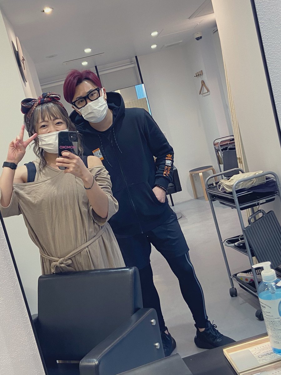 AXY_MOMOKO's tweet photo. NoGoDの団長に久しぶりに会ったら
めちゃめちゃ痩せてて足とかみてよ！💦
相当しぼってるよ🏋️‍♂️💦
足の細さを皆さんに見せたくて
全身写真🤳笑
痩せたのでヘアメイクさんにこんなセットしてもらってイケメンに！！✨
顔もめちゃめちゃ小さくなってました！
現場からは以上です🎤 https://t.co/kONGKXSZhT