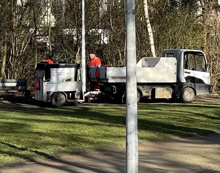 Behold #Amsterdam #Vondelpark yesterday &amp; today. Huge thanks to the #cleanup crews - and to my #blacklab #plasticpollution Retriever. 
<a href="/020actueel/">Amsterdam Actueel</a> <a href="/AmsterdamNL/">Gemeente Amsterdam</a> <a href="/ILoveVondelpark/">I love Vondelpark</a>