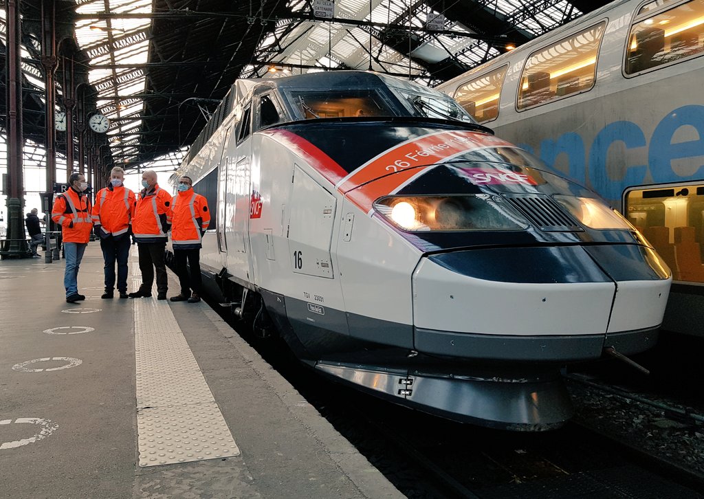 Joyeux anniversaire rame 16, 40ans que le record de vitesse à 380km/h a été effectué #patrimoineSNCF #40ansTGV, merci à tous les collègue Matériel, de la tration et au #tsee qui a permis cette journée commémoration.