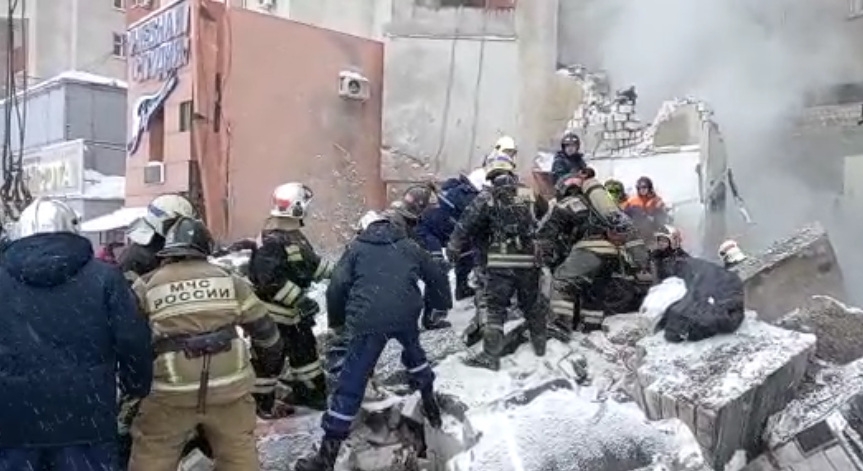 Взрыв в нижнем новгороде сейчас. Человека достают из завалов. МЧС спасают людей из под завалов. Женщину вытаскивают из под завала.