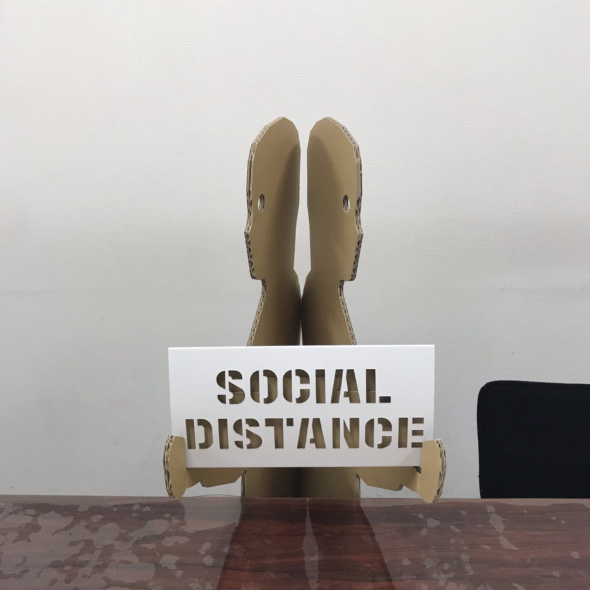 tamapack_design's tweet photo. ソーシャルディスタンスを促す人型サインをダンボールで作ったでござる!
#SocialDistancing
#ソーシャルディスタンス
#サイン
#段ボール
#パッケージ
#タマパック
#TAMAPACK
#たま侍
#キャラクター
#ねこ https://t.co/eW8InVyjVW