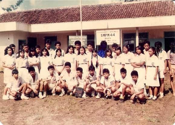 mazzini_gsp's tweet photo. Foto siswa SMP Muhammadiyah 44, Pamulang, Tangerang Selatan, tahun 1988
Gaya anak cowoknya ngeri, yang anak cewek rata-rata rambutnya kepang dua. 
📸 By Fachri Yadzie Qurahman (Facebook) https://t.co/3ni3rdEihV