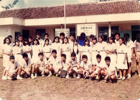 Foto siswa SMP Muhammadiyah 44, Pamulang, Tangerang Selatan, tahun 1988
Gaya anak cowoknya ngeri, yang anak cewek rata-rata rambutnya kepang dua. 
📸 By Fachri Yadzie Qurahman (Facebook)