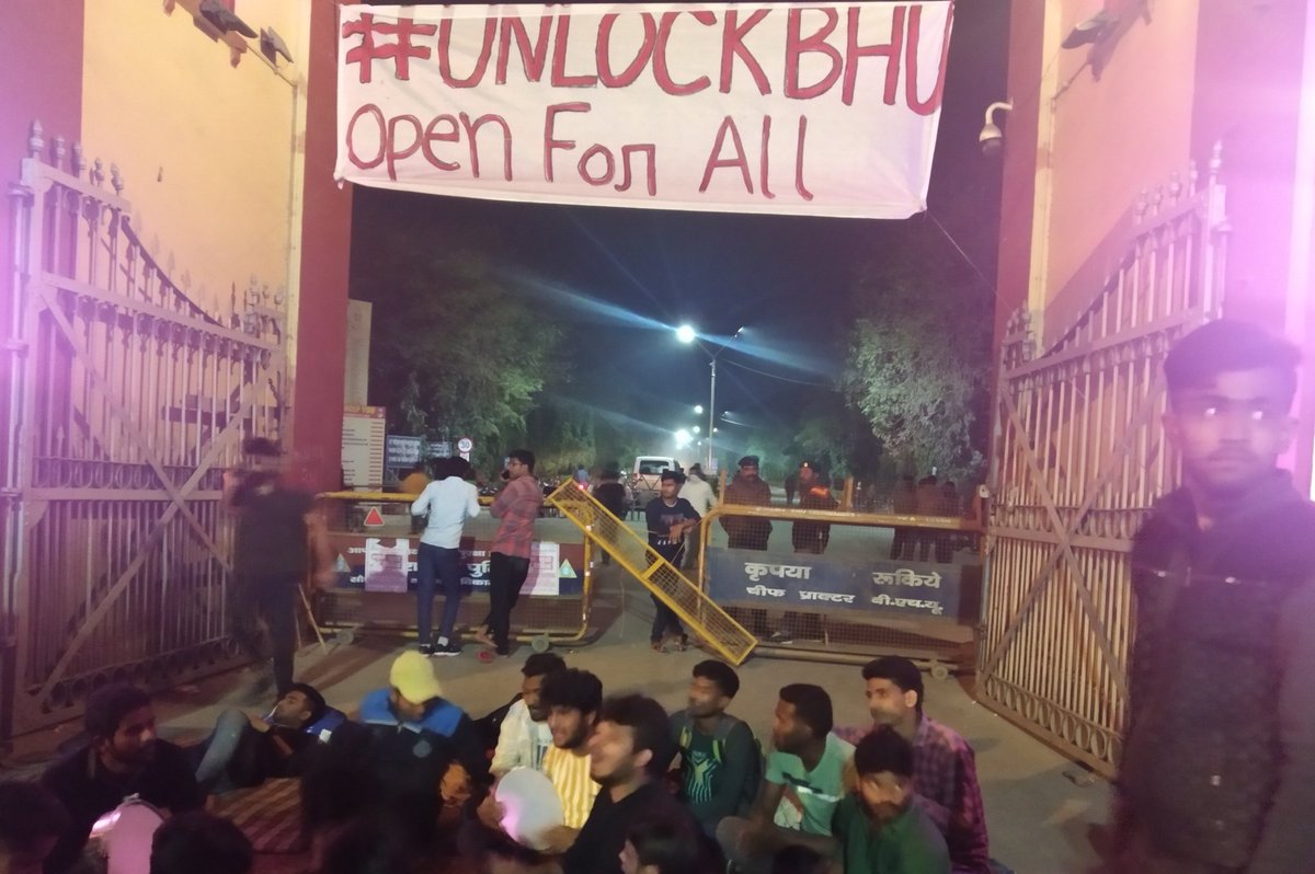 awanishkr_'s tweet photo. BHU में शिक्षा व्यवस्था को पूर्ण रूप से खोलने के लिए छात्रों द्वारा आंदोलन किया जा रहा है परंतु कुलपति जी के कान पर जूं तक नहीं रेंग रही है। देश में सभी संस्थान, मनोरंजन स्थल खुल गए है तो शिक्षा संस्थान क्यों बंद पड़ा है। 
#unlockbhu 
#UnlockUniversity 
@bhupro 
@DrRPNishank https://t.co/mqDesnSMlh