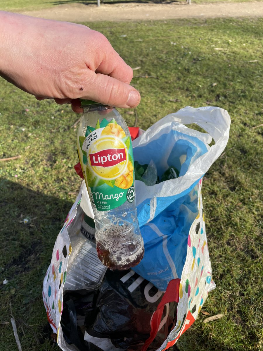 Okay, there’s still some #plasticpollution floating in #Amsterdam #Vondelpark. So I trained my #BlackLab to be a #PlasticRecycling Retriever. Proud to join the #CleanUp crews. 
<a href="/020actueel/">Amsterdam Actueel</a> <a href="/AmsterdamNL/">Gemeente Amsterdam</a> #amsterdamstreets #outdoors #CleanAndGreen #DogsofTwitter #DogsofAmsterdam