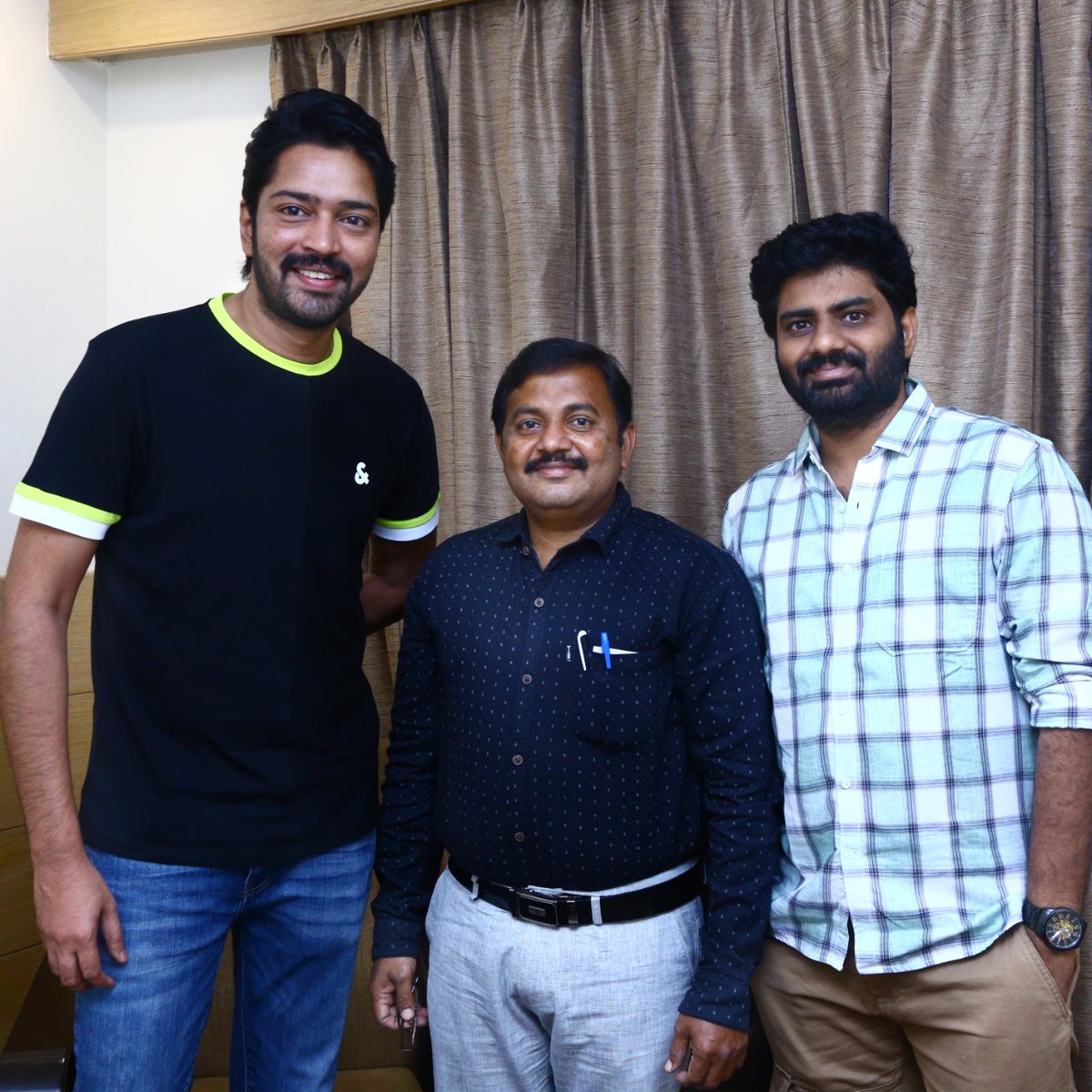telugupicture's tweet photo. #Naandhi Press Meet At Rajahmundry! 🚩✨
Team expressed their happiness for making it a #BlockbusterJustice ⚖️
& Thanked Audience and Media For the Support! 🙏🏻✨
@allarinaresh @vijaykkrishna @SatishVegesna @varusarath5
@SricharanPakala #LoveStory #SarangaDariya #Telugu https://t.co/A9so0vjJJA