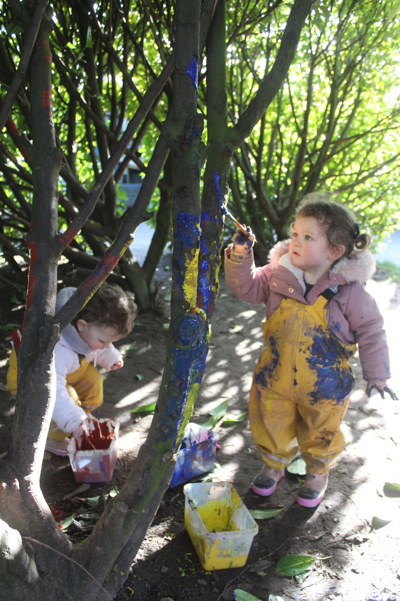 Our Busy Bees leaving a trail of colour behind them...🎨 

#theashtonhouse #earlyyears #bemoreearlyyears #getateamlikethis #outdoornursery #abcdoes