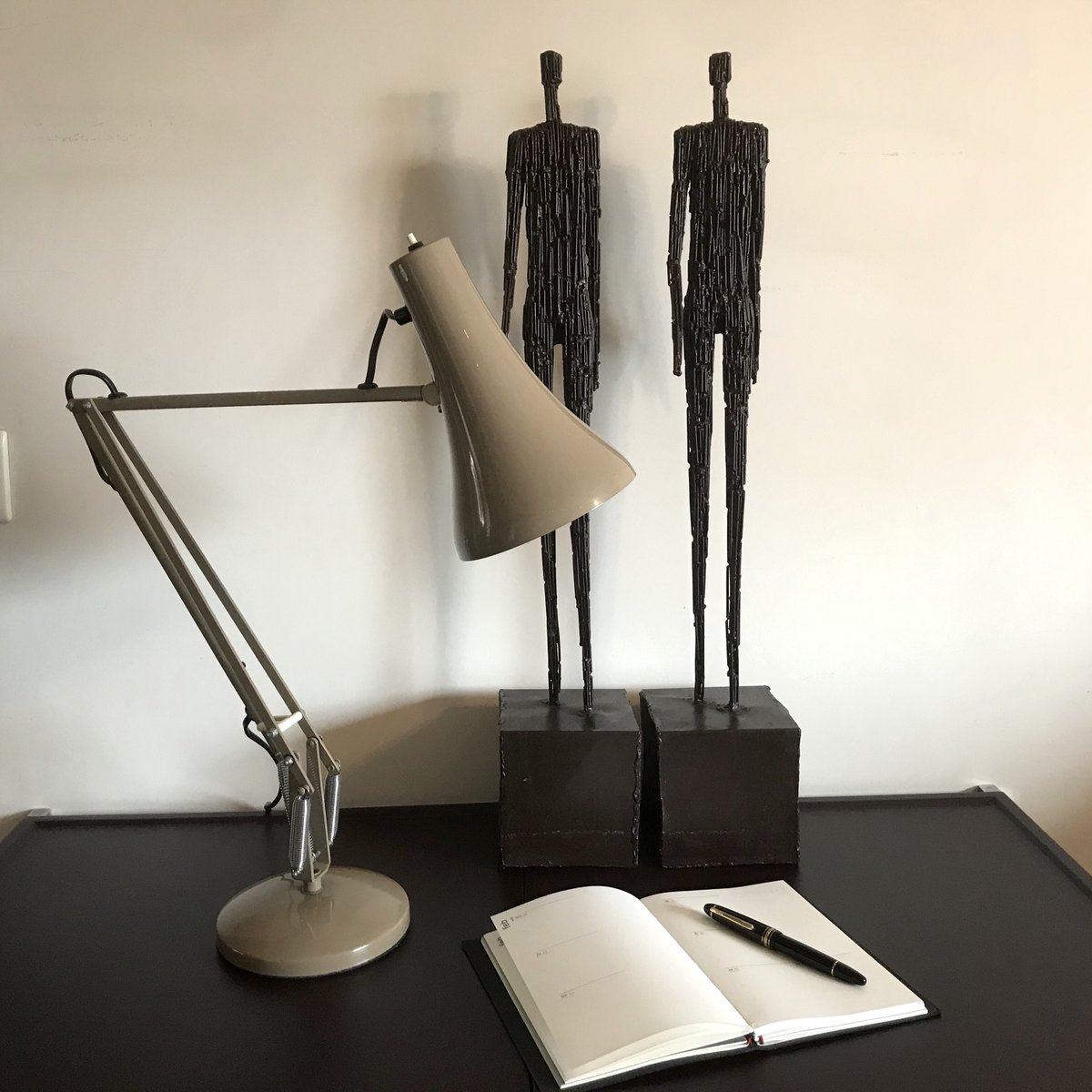 AtticVilar's tweet photo. Brown Anglepoise Model 90 Task Light, 1970s – Mid-Century Modern, Herbert Terry & Sons Ltd, UK, The Anglepoise model 90 task light is a variation of the model 75 lamp from 1968. It came in production in 1973.
For Sale
Price: Please DM for more details
#lighting #designlamp https://t.co/qN5oQZkcrE