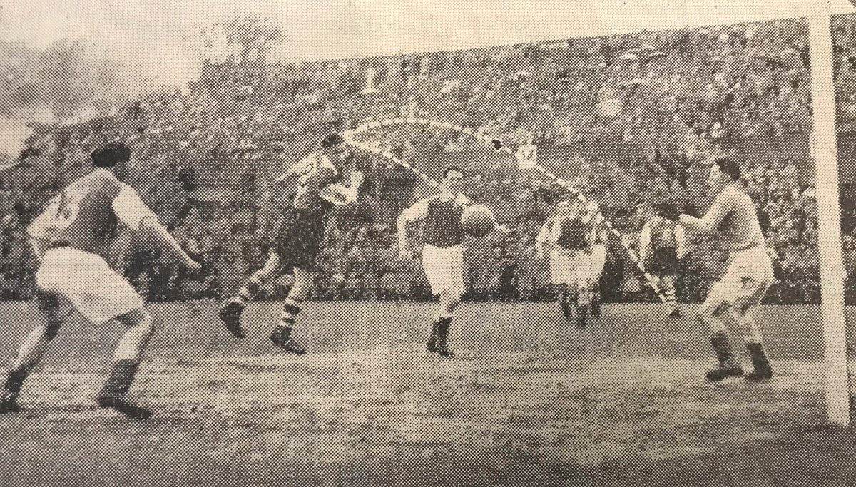⚽ A Rangers star after the Occupation, BILL LE PAGE won 9 Priaulx League medals as well as 6 Muratti caps. He is at No. 54 in our DWA-supported countdown of Guernsey Football's Top 100. Read about his fine career in today's <a href="/GuernseyPress/">Guernsey Press</a> 

guernseypress.com/sport/2021/02/…