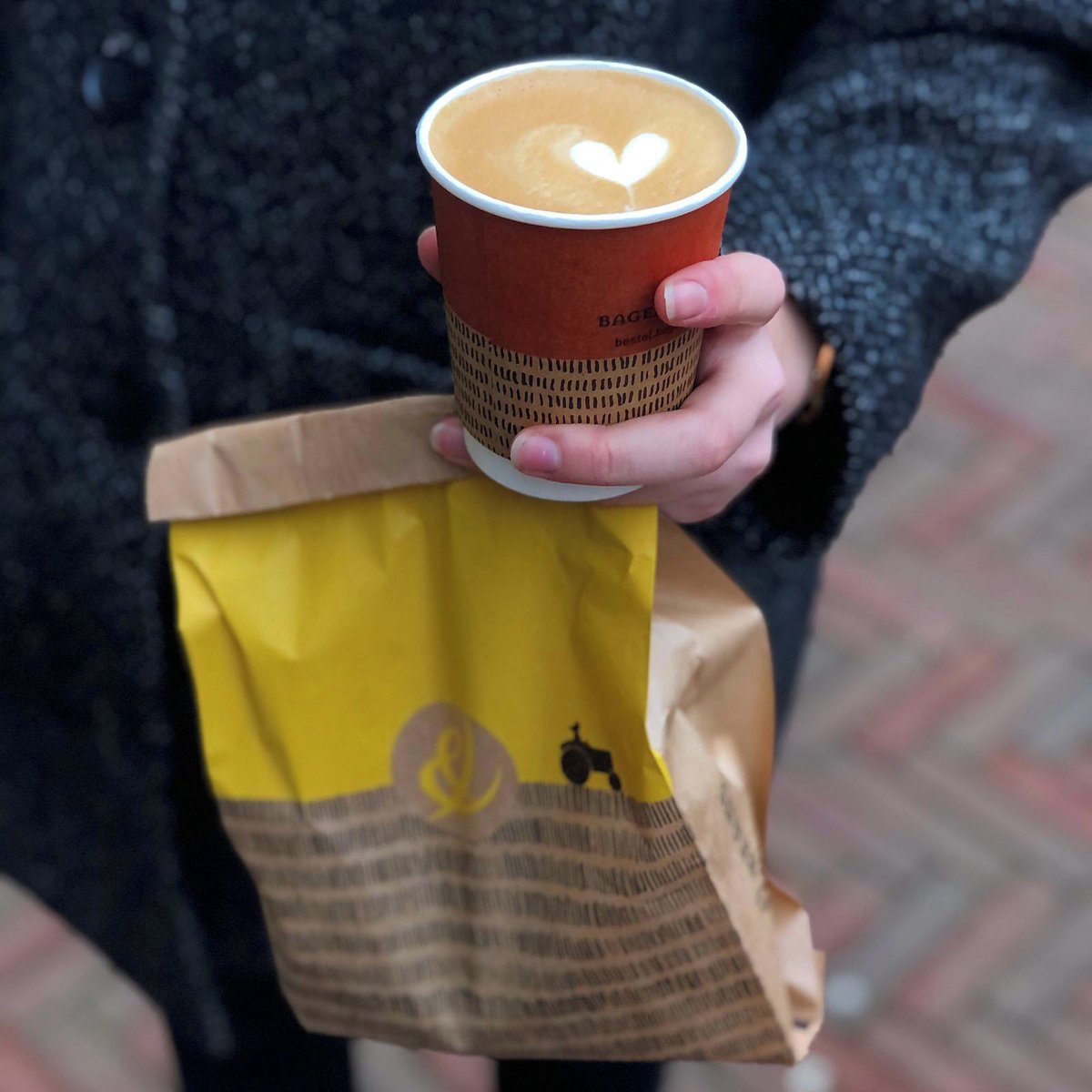 Wij zijn nog steeds elke dag open en alle sapjes, koffies, warme drankjes, bagels en taartjes kunnen to go! Wij pakken ze voor je in, en je kunt er lekker van genieten onderweg, op werk of thuis. En vooraf bestellen en betalen kan via bestel.bagelsbeans.nl.  Tot bagels✨