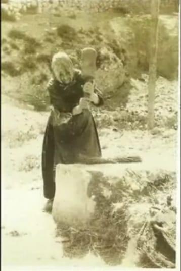 team9ual's tweet photo. Recuperamos una bonita y antigua fotografía costumbrista de una mujer majando esparto. ¡Algo cotidiano en Tabernas no hace tantos años! @renombrando #merezcounacallealmeria #RenombrandoCalles #MujeresConHistoria #MujeresAlmería https://t.co/oCSwp6CQaa