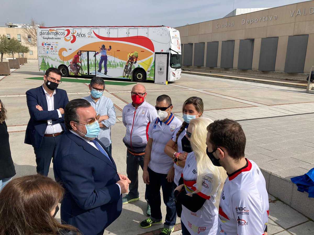 Paralimpicos's tweet photo. Hoy toca visita a Alcobendas.
La corporación municipal @ALCBDS_Ayto y el polideportivo Valdelasfuentes acogen una parada más del #BusParalimpicos25Años.
De nuevo, el agradecimiento por la acogida y la hospitalidad al presidente del CPE, Miguel Carballeda, y a los deportistas 👏 https://t.co/1SqUdc3PBn