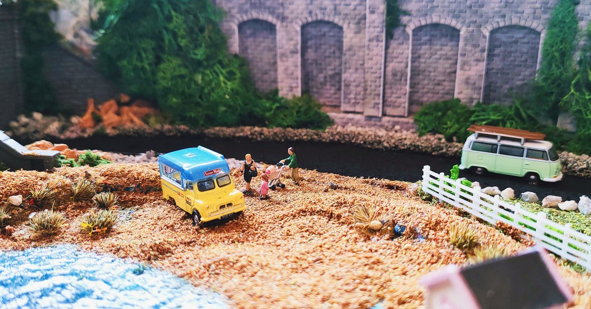 Good morning #elevenseshour 
So so lovely to see the sun 🌞🌞
Anyone for an ice cream ! 
A scene from our newest suitcase train ....#forsale soon ❤️💼🚂
#MHHSBD #queenof #fridaymorning