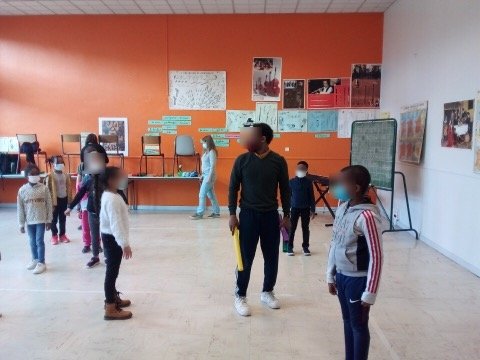 acbesancon's tweet photo. 100% #EAC : susciter le désir de #culture chez tous les élèves par un parcours tout au long de la scolarité.
Le recteur @ChanetJF assiste, à l'école Saint Exupéry de @BelfortOfficiel, à une séance du projet "Chassés Croisés", atelier de rythme proposé par @viadanse
#DRAC_BFC https://t.co/y5Q4SFDTMH