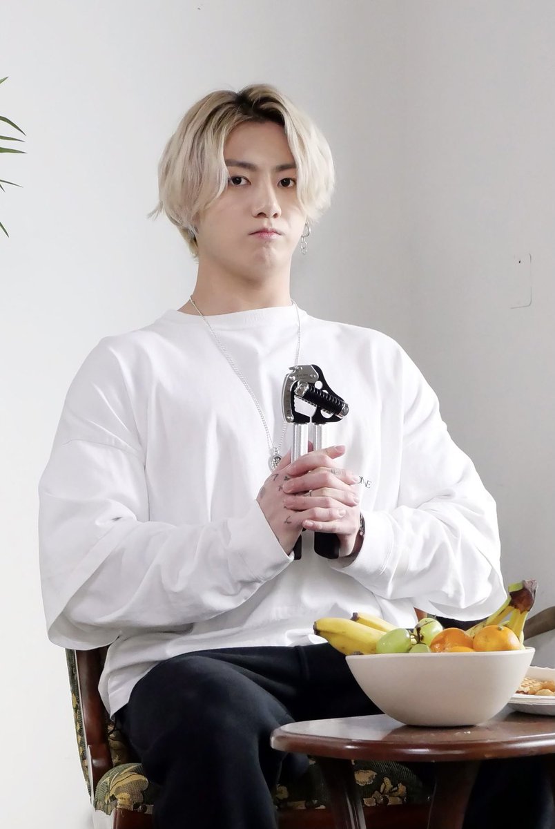 JJK_Times's tweet photo. Jungkook brought a hand gripper w/ him to the interview 😆 https://t.co/Y02HuIjAK5