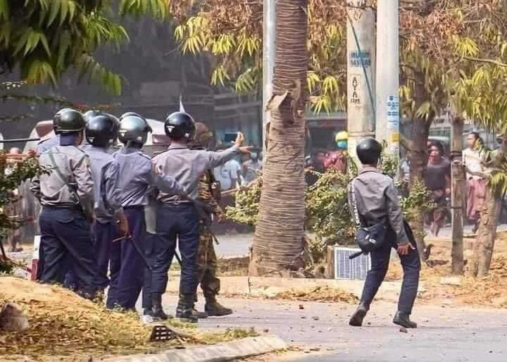 pusukupaing's tweet photo. "ကော���ပြတဲ့ရဲ"

The police acted rudely to People.
Crd

#WhatsHappeningInMyanmar
#Feb26Coup https://t.co/Uz4mBU8nv8