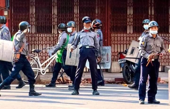 "ကော့ပြတဲ့ရဲ"

The police acted rudely to People.
Crd

#WhatsHappeningInMyanmar
#Feb26Coup