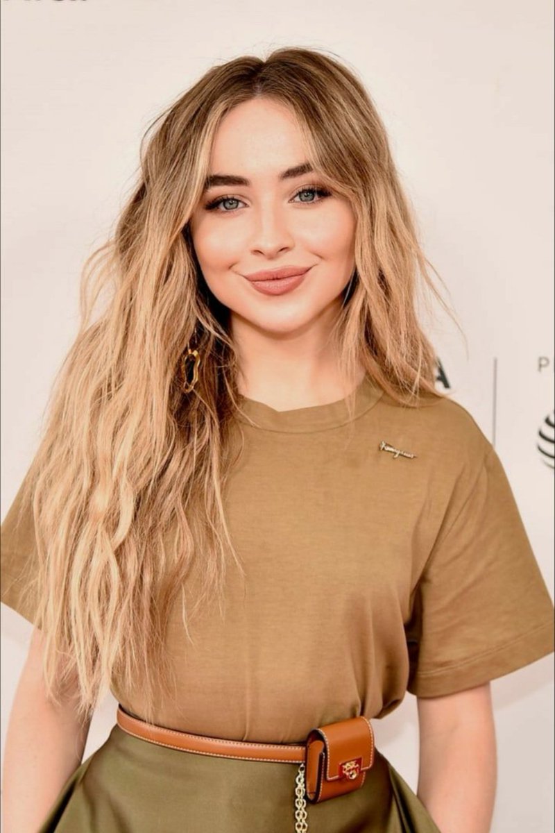 gxolwden's tweet image. 𝗡𝗼𝗺𝗲: Anabeth Chase
𝗜𝗱𝗮𝗱𝗲: 18
𝗣𝗿𝗼𝗻𝗼𝗺𝗲𝘀: Ela/Dela
𝗦𝗲𝘅𝘂𝗮𝗹𝗶𝗱𝗮𝗱𝗲: Pansexual
𝗙𝗿𝗮𝘁𝗲𝗿𝗻𝗶𝗱𝗮𝗱𝗲: Delta
𝗖𝘂𝗿𝘀𝗼𝘀: Artes visuais e letras
𝗦𝗵𝗮𝗽𝗲: Sabrina Carpenter