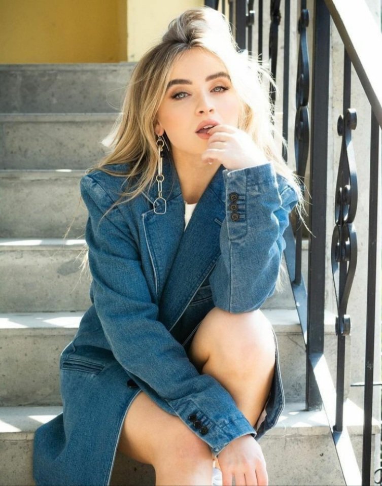 gxolwden's tweet image. 𝗡𝗼𝗺𝗲: Anabeth Chase
𝗜𝗱𝗮𝗱𝗲: 18
𝗣𝗿𝗼𝗻𝗼𝗺𝗲𝘀: Ela/Dela
𝗦𝗲𝘅𝘂𝗮𝗹𝗶𝗱𝗮𝗱𝗲: Pansexual
𝗙𝗿𝗮𝘁𝗲𝗿𝗻𝗶𝗱𝗮𝗱𝗲: Delta
𝗖𝘂𝗿𝘀𝗼𝘀: Artes visuais e letras
𝗦𝗵𝗮𝗽𝗲: Sabrina Carpenter