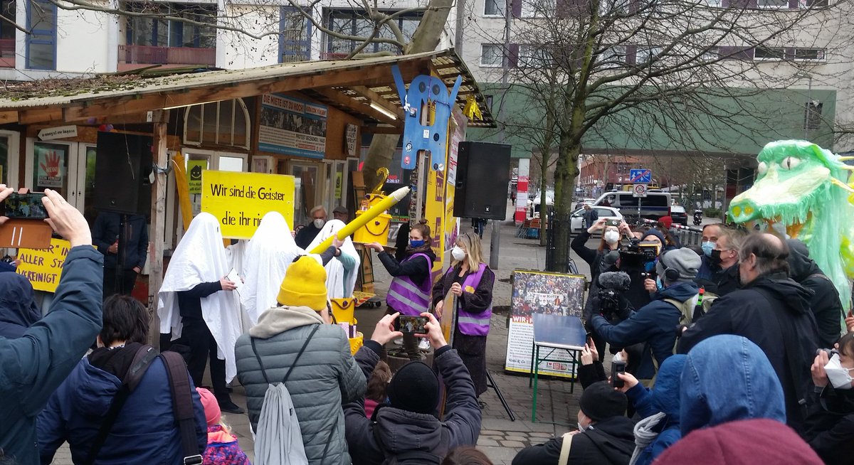 #DasGespenstderEnteignung hat sich endlich gezeigt und auch noch einige Geschwister und einen #Kiezdrachen mitgebracht. #Mietenwahnsinn