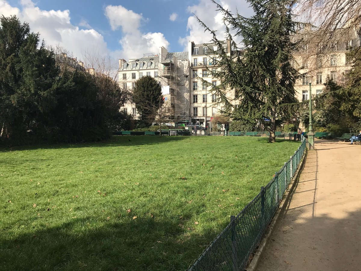PARISMARAIS's tweet photo. LE MERVEILLEUX #SQUAREDUTEMPLE. Voilà un exemple de jardin réussi avec des pelouses, des bancs confortables une grande variété de plantes et de fleurs, un plan d'eau et des espaces pour tous les âges... c'est tout ce que l'on souhaiterait pour la #placedelaRépublique de #Paris https://t.co/m0hwVJUJ4G