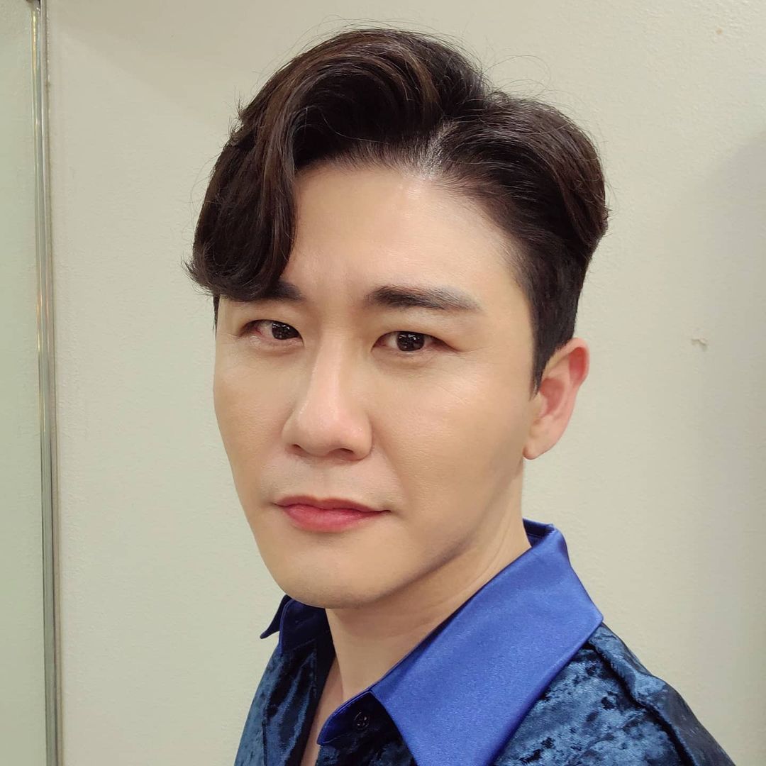 Jangtak_FANBASE's tweet photo. [IG] 210226 zerotak2 Instagram update: "
My song, which I sing for the first time on TV today 
You know my song, right? I'll meet you at 10 p.m. haha
#Itisnoteasy 😂"

➡️https://t.co/MFjeZJlqwh

#영탁 #YOUNGTAK
#이불 #Comforter https://t.co/dNCP3TxHp5