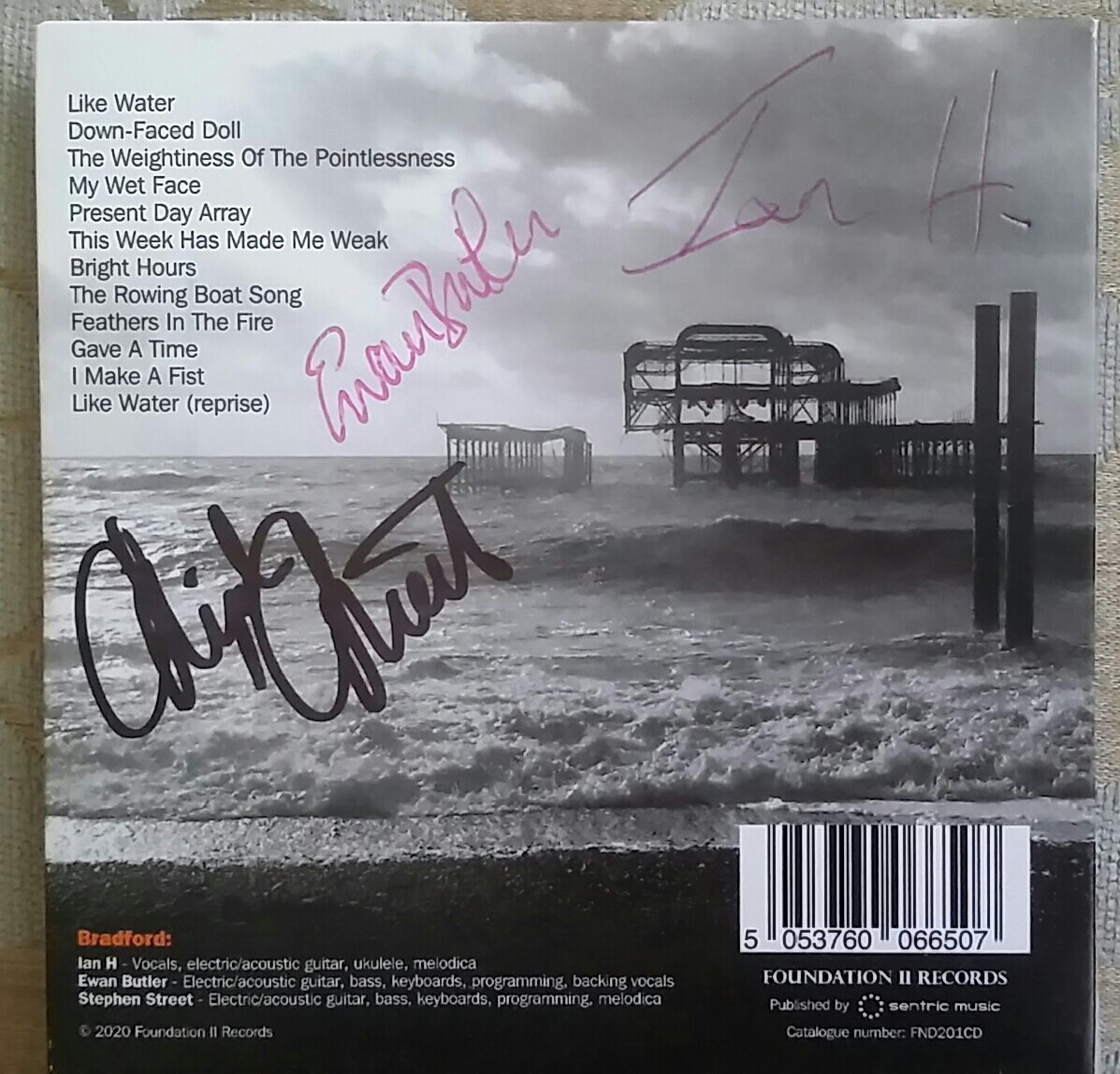 RobertoFerdenzi's tweet photo. At last! 👇
My signed copy of the brilliant new @Bradford_Band album #BrightHours has finally arrived 😀
Many thanks to @StreetStephen and @IanH94621212 for signing the cd, and a special thanks to @ewitube for not only signing it, but kindly sending me the cd.
Much love all ❤ https://t.co/DjNxGfZChu