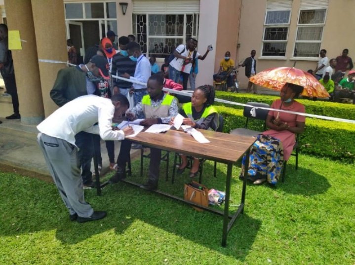 @MbararaUST students turn up to vote their new guild at the Main Campus 👇👇
#mustdecides 2021 
We shall bring you all the updates and details. 
#YourCampus updates on @PlatformtvU