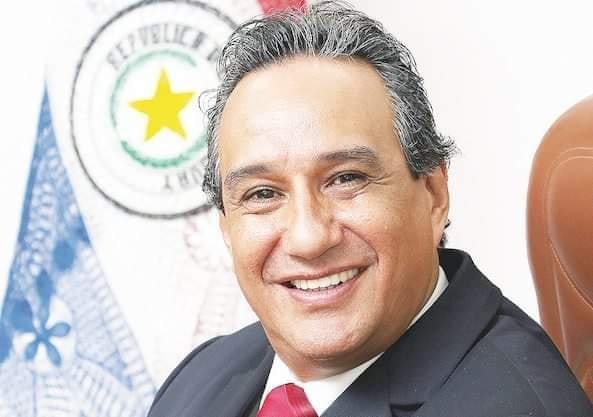 ParaguayPr1mero's tweet photo. Creo que este señor asumió como Gobernador, para demostrar que Paraguay no necesita ningún GOBERNADOR. https://t.co/CP2rt0VhYt